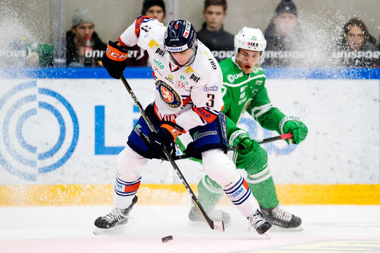 Växjös Oliver Bohm och Rögles Mathias From i kamp om