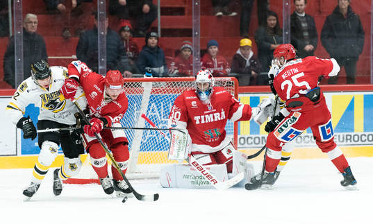 Panterns Robin Dahse i närkamp mot Jesper Dahlroth