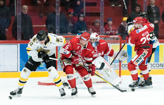 Panterns Robin Dahse i närkamp mot Jesper Dahlroth