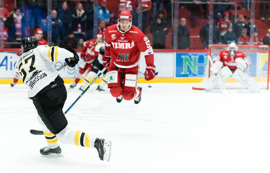 Panterns Johan Ivarsson skjuter och en timråspelare hoppar