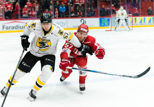 Panterns Johan Ivarsson jagas av Timrås Anton Wedin