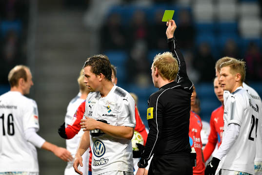 Östers Karl-Johan Lindblad får gult kort av domare Per Melin