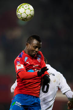 Helsingborgs Monday Samuel i nickduell mot Östers Dragan Kapcevic