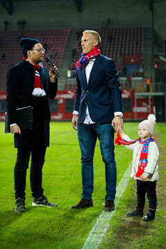 Helsingborgs Peter Larsson tar emot present som årets