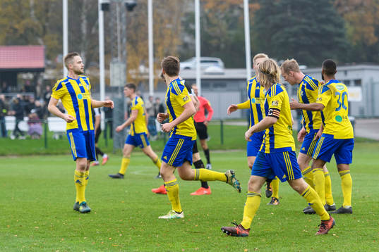 Eskilsminnes spelare jublar efter 1-2 av Mathias Unkuri
