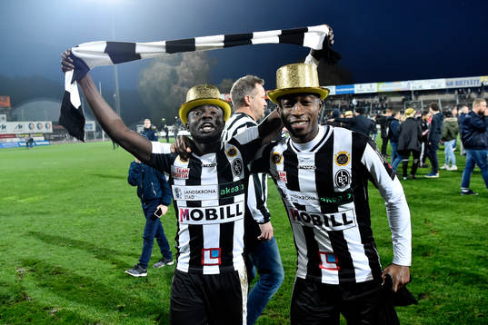 Landskronas Edafe Egbedi och Karim Sadat jublar