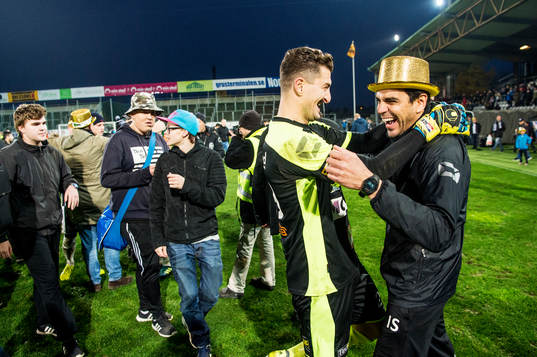Landskronas målvakt Ivo Vazgec jublar med målvaktstränare Ignacho Sanches
