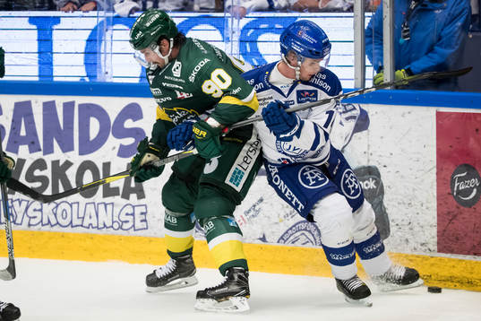 Björklövens Alex Hutchings och Leksands Oskar Lang i kamp