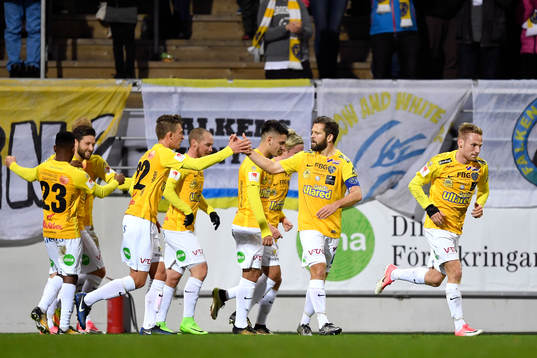 Falkenbergs Per Karlsson jublar med lagkamraer efter att han gjort 1-0-målet