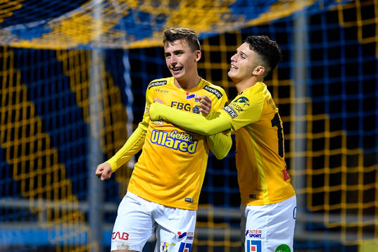 Falkenbergs John Björkengren gör 3-0-målet och jublar med Edi Sylisufaj