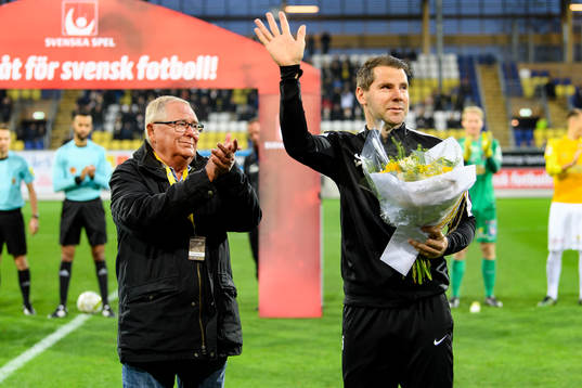 Falkenbergs ordförande Lars-Eric Nilsson tackar av Stefan