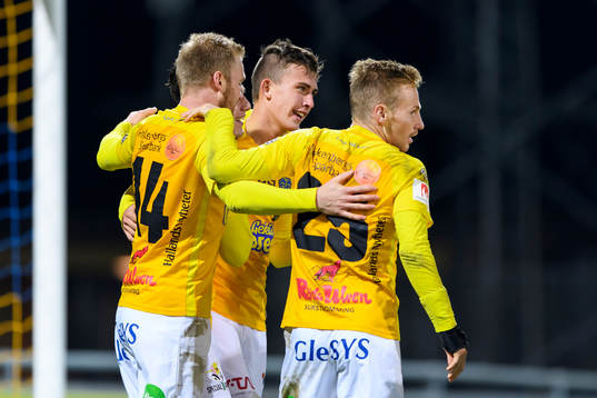 Falkenbergs John Björkengren (mitten) jublar efter 3-0