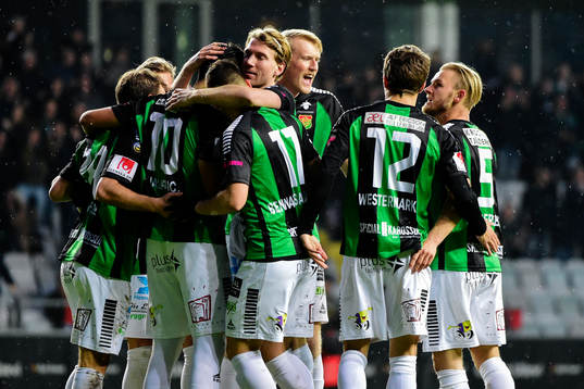 GAIS Luka Mijaljevic jublar med lagkamrater efter att han gjort 1-0-målet