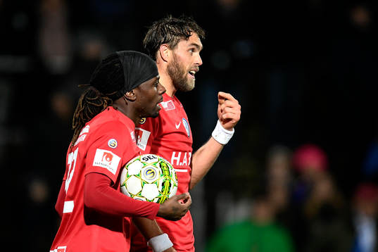 Örgrytes Johan Elmander jublar efter att han gjort 1-1-målet