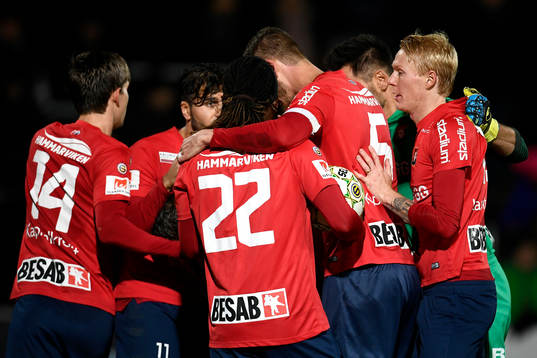 Örgrytes Johan Elmander jublar med lagkamrater efter att han gjort 1-1-målet