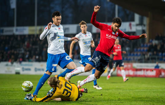 Örgrytes William Atashkadeh och Värnamos målvakt Tobias