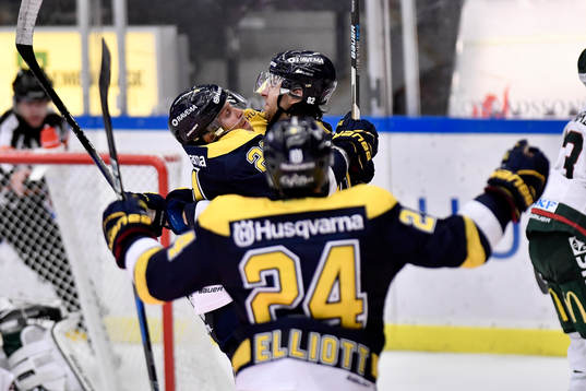 s Kevin Stenlund jublar med lagkamrater