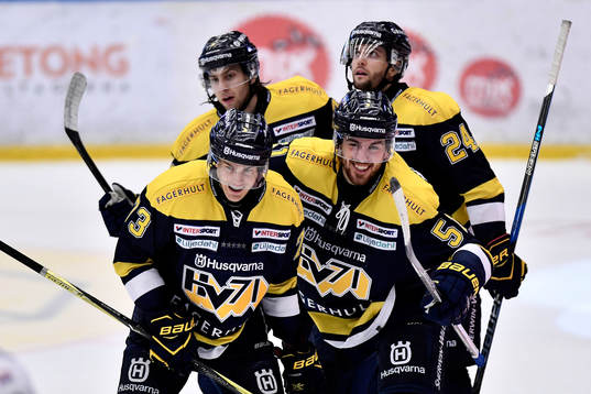 s Kevin Stenlund jublar med lagkamrater Sebastian