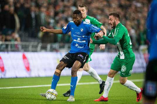 Halmstads Aboubakar Keita i kamp om bollen med Hammarbys
