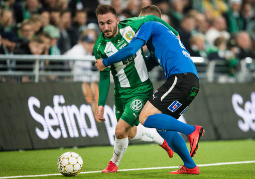 Hammarbys Muamer Tankovic i kamp om bollen med Halmstads