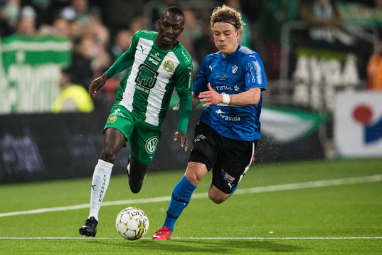 Hammarbys Pa Amat Dibba i kamp om bollen med Halmstads