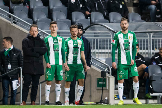 Hammarbys tränare Jakob Michelsen väntar på att byta in Leo Bengtsson, Rebin Asaad och Arnór Smárason