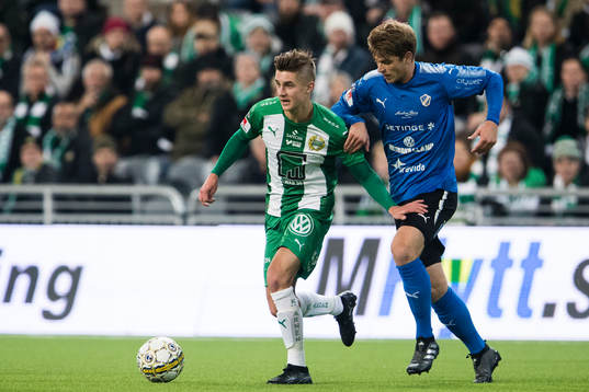 Hammarbys Leo Bengtsson i kamp om bollen med Halmstads