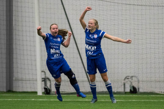 Eskilstunas Cornelia Ellefors jublar efter sitt 2-1 mål