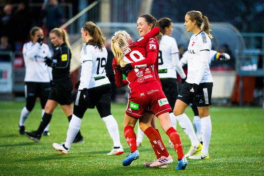 Piteås Felicia Karlsson och Elin Bragnum jublar efter 1-0 av Felicia Karlsson