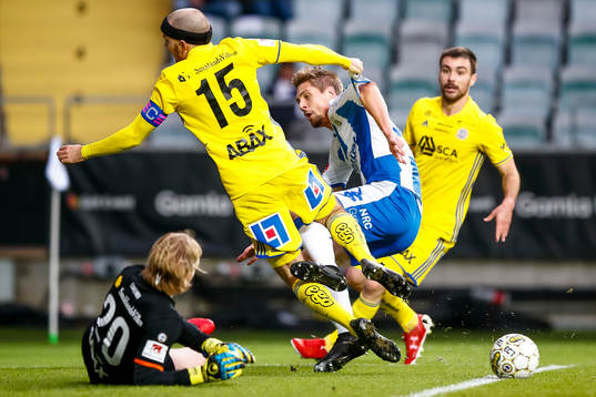 IFK Göteborgs Mikael Boman utmanar Sundsvalls målvakt