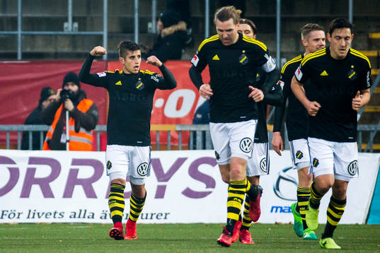 s Nicolas Marcelo Stefanelli jublar efter 0-2 under fotbollsmatchen i Allsvenskan mellan Örebro och AIK den 5 november 2017 i Örebro.