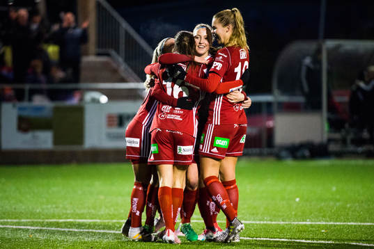 Piteås Felicia Karlsson, Julia Karlenäs och Nina Jakobsson jublar efter 4-1