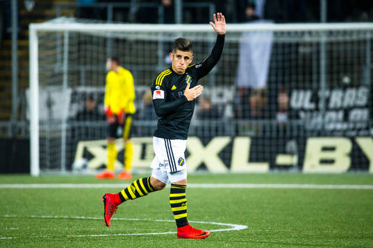 s Nicolas Marcelo Stefanelli tackar publiken vid byte