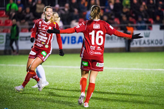 Piteås Nina Jakobsson och Piteås Felicia Karlsson jublar efter Karlssons 4-1
