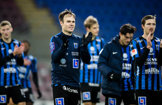 Sirius spelare med Niklas Busch Thor (närmast i bild) tackar supportrarna