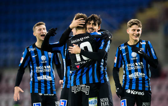 Sirius Zackarias Faour (m) gör 0-3 och jublar med lagkamrater