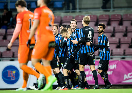 a höger) gör 0-2 och jublar med lagkamrater under fotbollsmatchen i Allsvenskan mellan AFC Eskilstuna och Sirius den 5 November 2017 i Stockholm. 