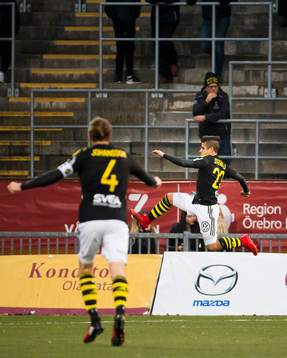 s Nicolas Marcelo Stefanelli jublar efter att ha gjort 0-2 under fotbollsmatchen i Allsvenskan mellan Örebro och AIK den 5 november 2017 i Örebro.
