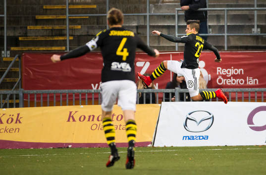 s Nicolas Marcelo Stefanelli jublar efter att ha gjort 0-2 under fotbollsmatchen i Allsvenskan mellan Örebro och AIK den 5 november 2017 i Örebro.