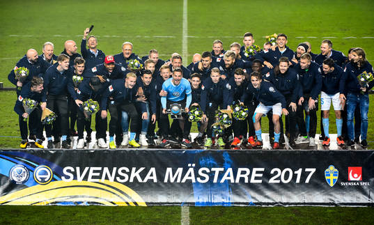 Malmö FFs Markus Rosenberg höjer Lennart Johanssons Pokal