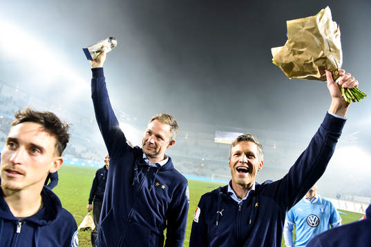 Malmö FFs tränare Magnus Pehrsson och assisterande tränare Jens Fjellström jublar