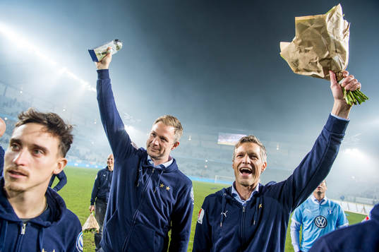 Malmö FFs tränare Magnus Pehrsson och assisterande tränare Jens Fjellström jublar