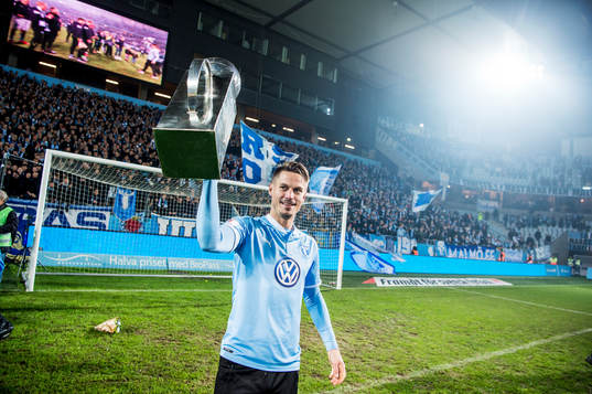 Malmö FFs Markus Rosenberg jublar med Lennart Johanssons Pokal