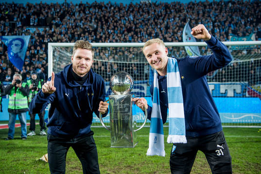 Malmö FFs Lasse Nielsen och Franz Brorsson  jublar med Lennart Johanssons Pokal