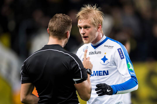 Norrköpings Karl Holmberg diskuterar med domare Kristoffer