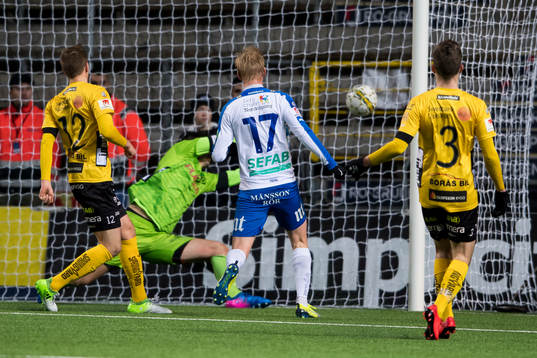 Norrköpings Karl Holmberg (rygg mot kameran) gör 1-2