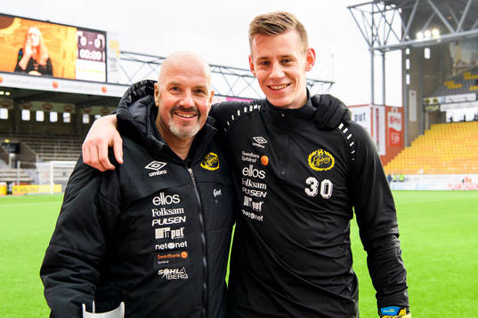 Elfsborgs målvaktstränare Gert Hansen och målvakt David Olsson innan fotbollsmatchen i Allsvenskan mellan Elfsborg och Norrköping den 5 november 2017 i Borås.