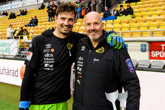 Elfsborgs målvakt Kevin Stuhr Ellegaard och målvaktstränare Gert Hansen innan fotbollsmatchen i Allsvenskan mellan Elfsborg och Norrköping den 5 november 2017 i Borås.