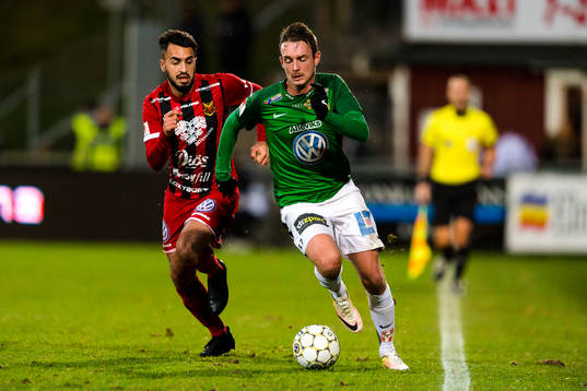 Jönköpings Daryl Smylie jagas av Östersunds Brwa Nouri