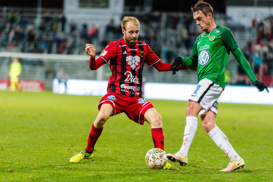 Östersunds Curtis Edwards blir utmanad av Jönköpings